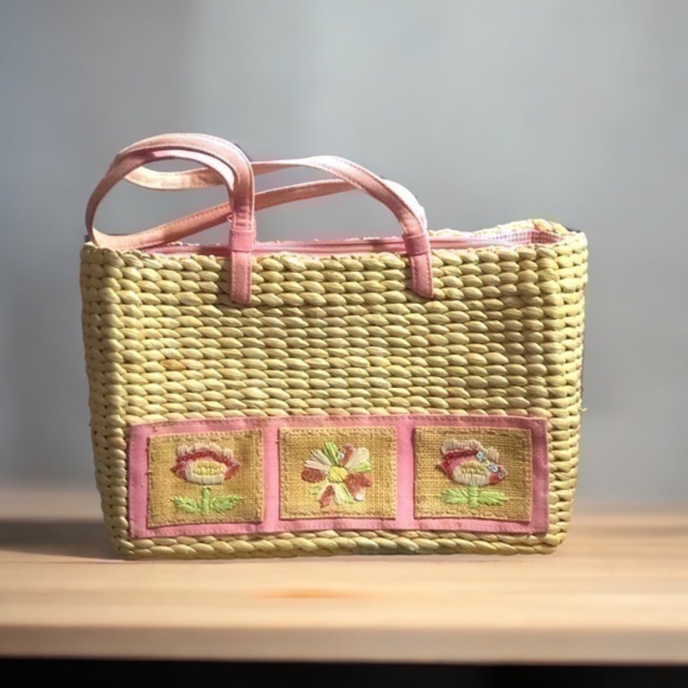 Hand Bag Made Of 100% Cornhusk And Embroidered Floral